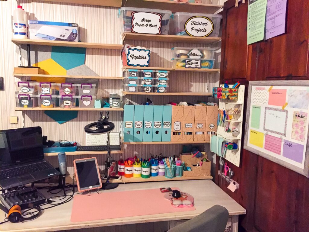 My  finished craft office space. Organised with boxes, skadis, whiteboard an custom matchin labels. 